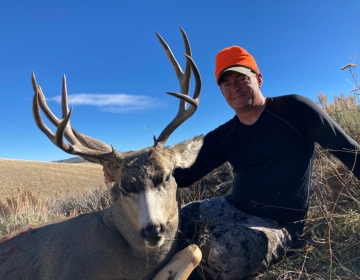 Wyoming mule deer hunter
